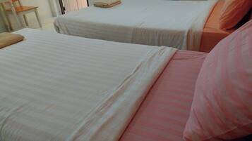 Escritorio, cortinas blackout, wifi gratis y ropa de cama