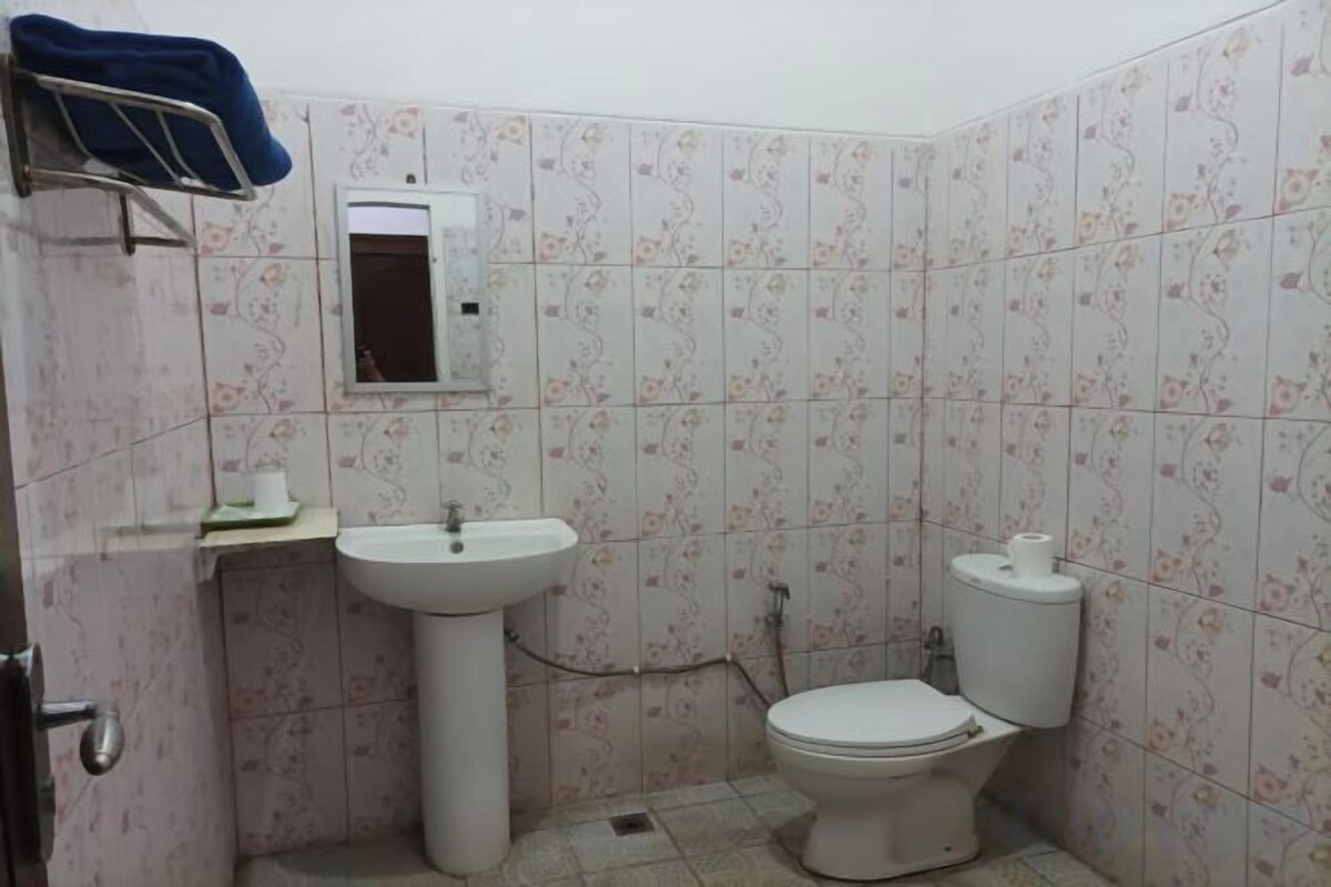 Badezimmer | Dusche, Regendusche, kostenlose Toilettenartikel, Haartrockner