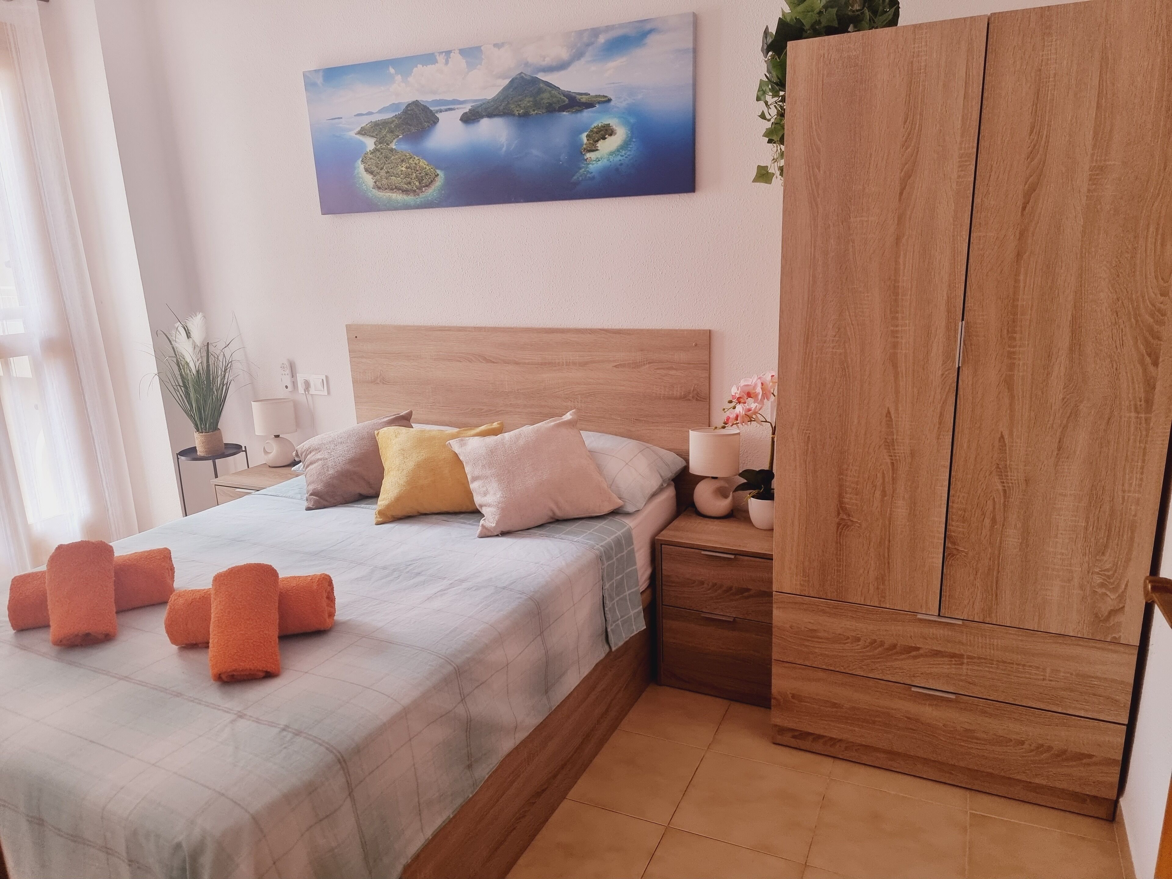 Iron/ironing board, WiFi, bed sheets