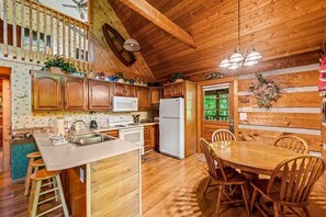 Fridge, microwave, oven, stovetop - Fishermans View: FishingPond•HotTub•2KingBds (Sevierville)
