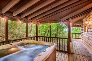 Outdoor spa tub - DogFriendly • FreeDollywoodTkt • HotTub • Foosball • NearNtlPark (Bearfootin 2) (Sevierville)