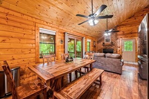 Dining - DogFriendly • FreeDollywoodTkt • HotTub • Foosball • NearNtlPark (Bearfootin 2) (Sevierville)