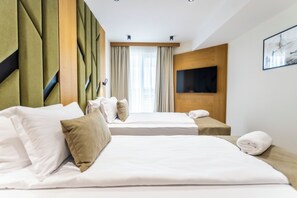 豪華四人房, 陽台, 海灘景觀 | 客房內保險箱、筆電工作空間、遮光布/窗簾、熨斗/熨衣板