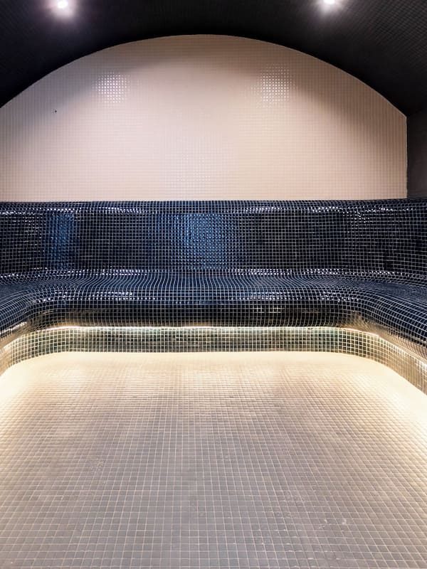Sauna, bagno turco, aromaterapia, massaggi con le pietre calde