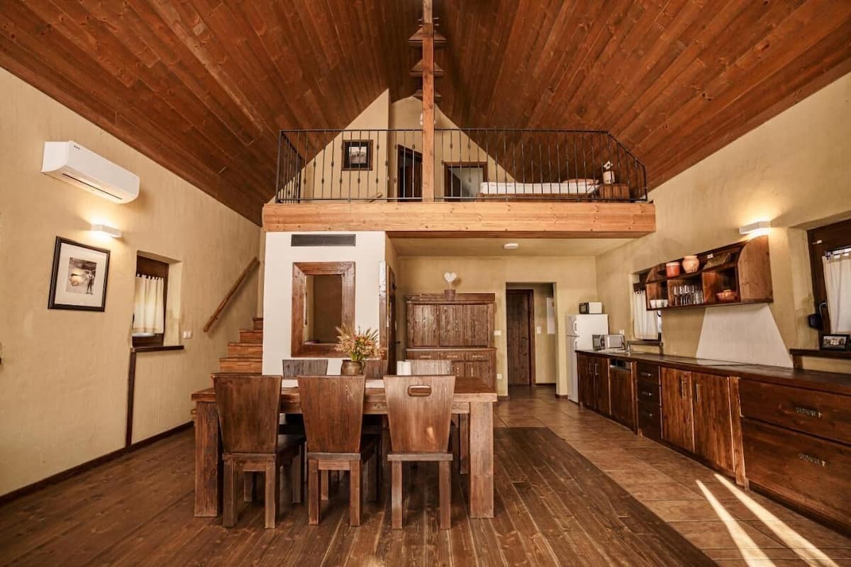 2 bedrooms, desk, laptop workspace, free WiFi