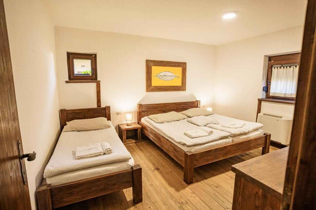 2 bedrooms, desk, laptop workspace, free WiFi