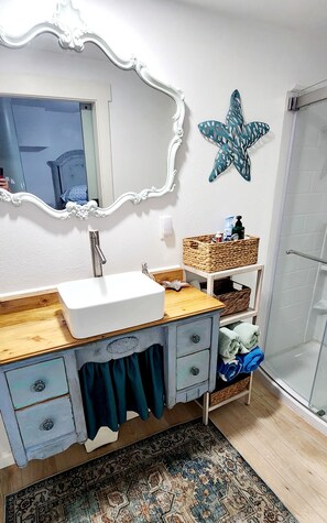 Dusche, Haartrockner, Handtücher, Seife