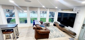 Smart-TV, Bücher, Stereoanlage