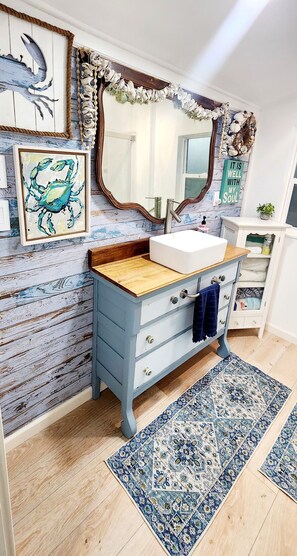 Doccia, asciugacapelli, asciugamani, sapone