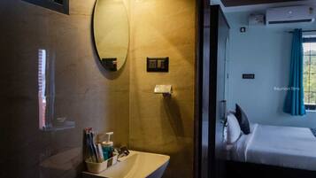 Douche, sĂšche-cheveux, bidet, serviettes fournies