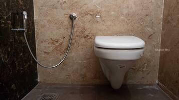 Douche, sèche-cheveux, bidet, serviettes fournies