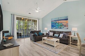 TV, fireplace - River Crossing 1032 Gated with Great Pool! Beautifully Decorated! (North Myrtle Beach)