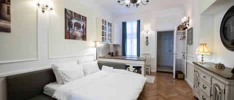 Un dormitorio con una cama grande, un escritorio y un armario.