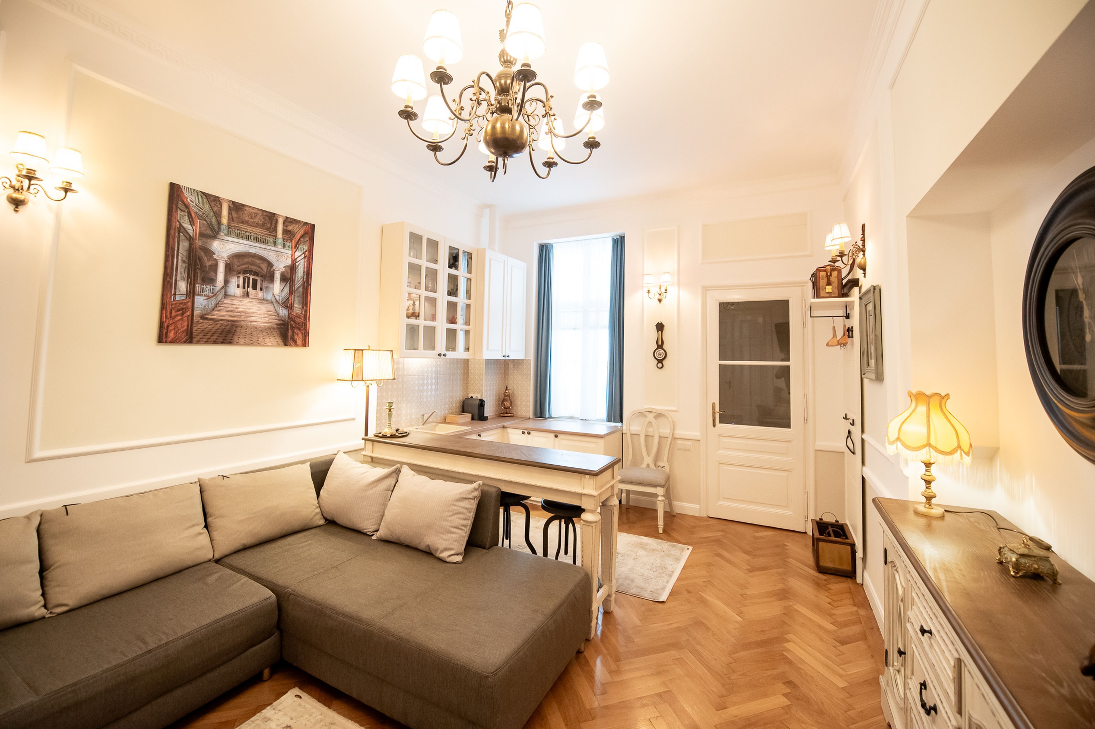 Una sala acogedora con sofá, una mesa de comedor y una zona de cocina.