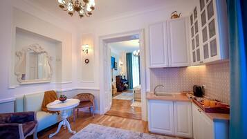 Apartamento estándar | Cocina privada | Placa de cocina, cafetera o tetera, tostadora y artículos de limpieza