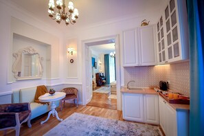 Standard-huoneisto | Yksityinen keittiö | Liesi, kahvin-/teenkeitin, leivänpaahdin, siivousvälineet