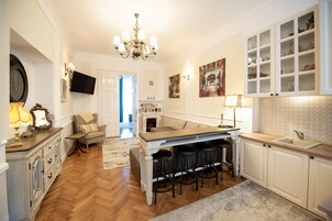 高级公寓 | 起居区 | 120-厘米智能电视 （配备有线频道）、收费电影