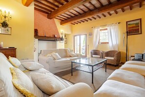 Télévision, cheminée, baby-foot