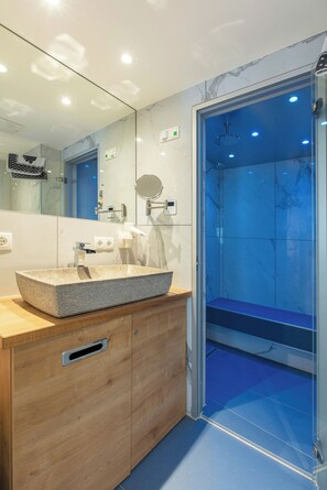 Shower, hair dryer, towels, soap - Appartementhaus (Tirol)