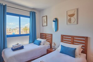 3 habitaciones, tabla de planchar con plancha, wifi y ropa de cama 