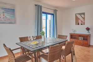 Dining - Casa Maria del Mar 2 Minutes From Supermarkets & 10 Minutes From Marina Rubicón (Playa Blanca)