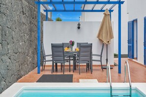 Outdoor dining - Casa Maria del Mar 2 Minutes From Supermarkets & 10 Minutes From Marina Rubicón (Playa Blanca)