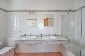 Haartrockner, Handtücher, Seife, Toilettenpapier