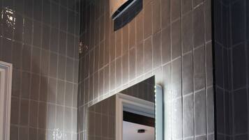 Family Room | Bathroom | Hair dryer, towels, soap, shampoo