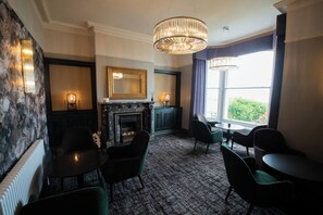 En 24-tommers Flatskjerm-TV med digitale kanaler