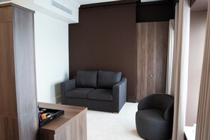 Suite – standard, sjøutsikt | Sengetøy av topp kvalitet, safe på rommet og strykejern/-brett