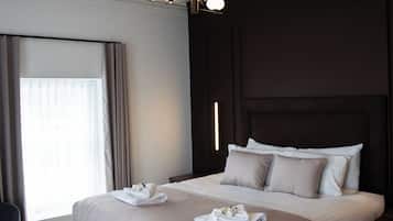 Deluxe Suite, Sea View | 1 bedroom, premium bedding, in-room safe, iron/ironing board