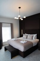 Deluxe Suite, Sea View | Premium bedding, in-room safe, iron/ironing board, free WiFi