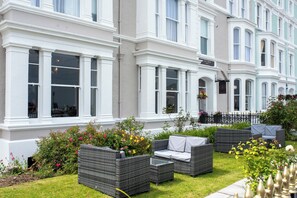 Vista frontal de la propiedad