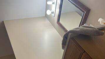 Haartrockner, Handtücher, Seife, Toilettenpapier