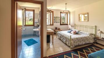 Deluxe-Dreibettzimmer, Gartenblick | Schreibtisch, laptopgeeigneter Arbeitsplatz, Verdunkelungsvorhänge