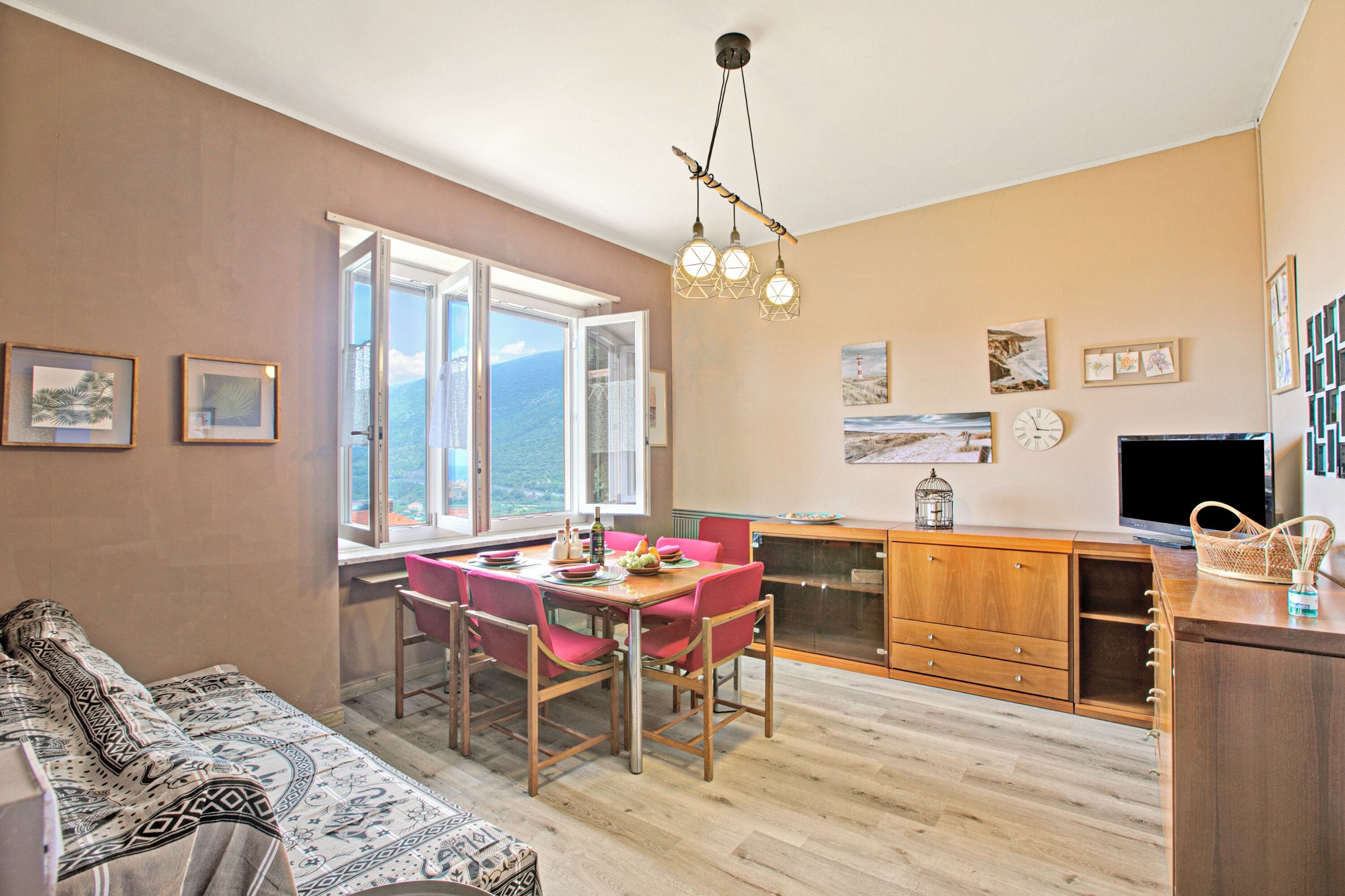 Familienapartment, Mehrere Schlafzimmer, Bergseite (PineHome & Garden - Total Relax) | Wohnbereich | Flachbildfernseher
