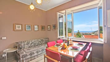 Family Apartment, Multiple Bedrooms, Mountainside (PineHome & Garden - Total Relax) | Dining