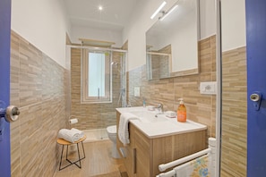 Căn hộ dành cho gia đình, nhiều phòng ngủ, cạnh núi (PineHome & Garden - Total Relax) | Phòng tắm | Buồng tắm vòi sen, máy sấy tóc, khăn tắm, xà phòng 