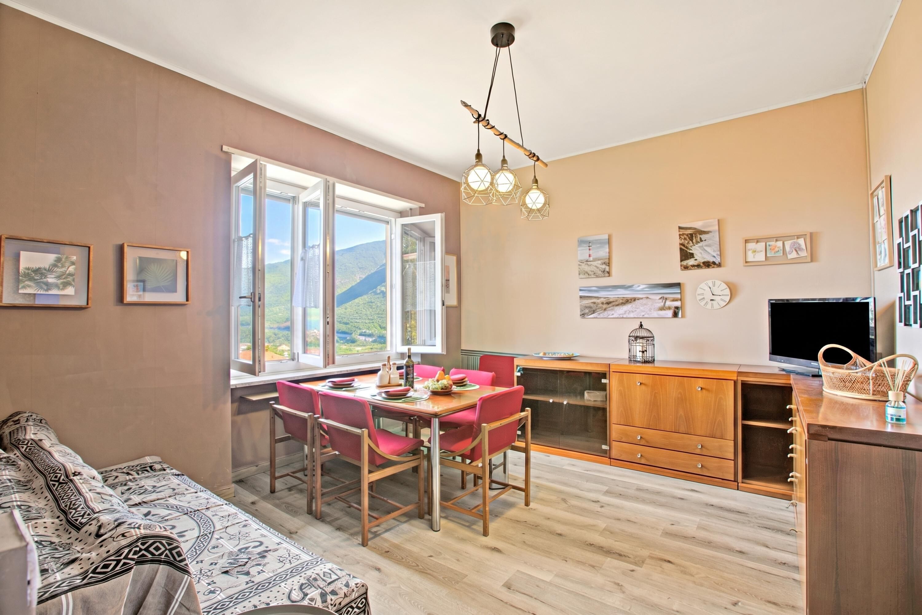 Appartamento familiare, camere multiple, lato montagna (PineHome & Garden - Total Relax) | Area soggiorno | TV a schermo piatto