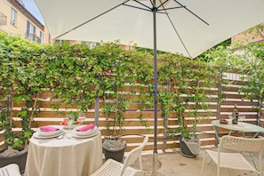 Family Apartment, Multiple Bedrooms (Beach & Relax - Private Parking) | Outdoor dining