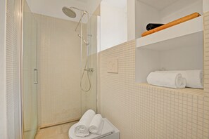 Appartement familial, plusieurs chambres (Beach & Relax - Private Parking) | Salle de bain | Douche, séchoir à cheveux, bidet, serviettes fournies