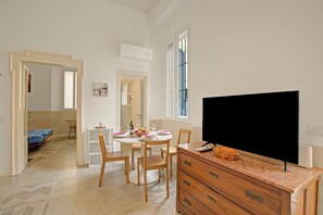 Family Apartment, Multiple Bedrooms (Beach & Relax - Private Parking) | Dining
