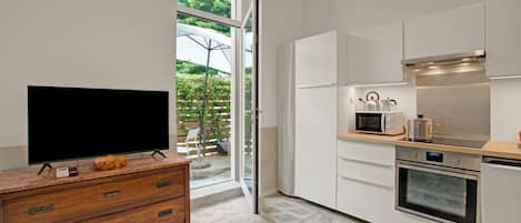 Appartement familial, plusieurs chambres (Beach & Relax - Private Parking) | Cuisine privée | Réfrigérateur, four à micro-ondes, un four, surface de cuisson
