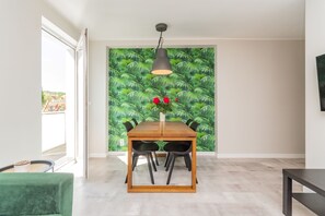 คอมฟอร์ทอพาร์ทเมนท์, ระเบียง | 1 ห้องนอน, เตารีด/โต๊ะรีดผ้า, Wi-Fi ฟรี