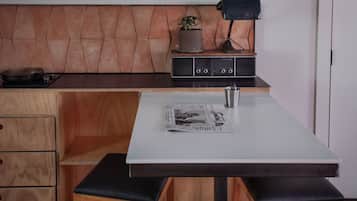 Een kookplaat, een koffiezetapparaat/waterkoker, een broodrooster