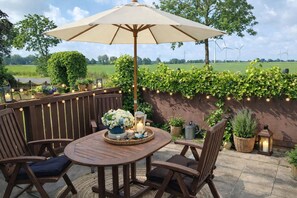 Outdoor dining - Haus Marilene - Ihr Zuhause auf Zeit mit Viel Platz für Ihre Familie und Hund/e (Krummhörn)
