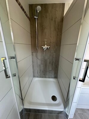 Shower, towels, soap, toilet paper - Haus Marilene - Ihr Zuhause auf Zeit mit Viel Platz für Ihre Familie und Hund/e (Krummhörn)