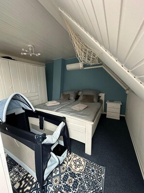 3 bedrooms, travel cot, free WiFi, bed sheets - Haus Marilene - Ihr Zuhause auf Zeit mit Viel Platz für Ihre Familie und Hund/e (Krummhörn)