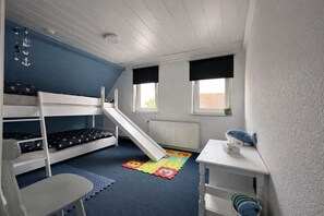 3 bedrooms, travel cot, free WiFi, bed sheets - Haus Marilene - Ihr Zuhause auf Zeit mit Viel Platz für Ihre Familie und Hund/e (Krummhörn)