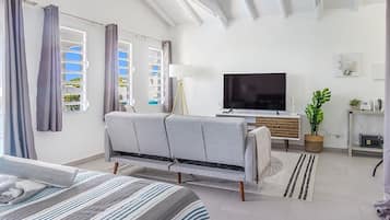 Caixa forta a l'habitació, escriptori i planxa i posts de planxar